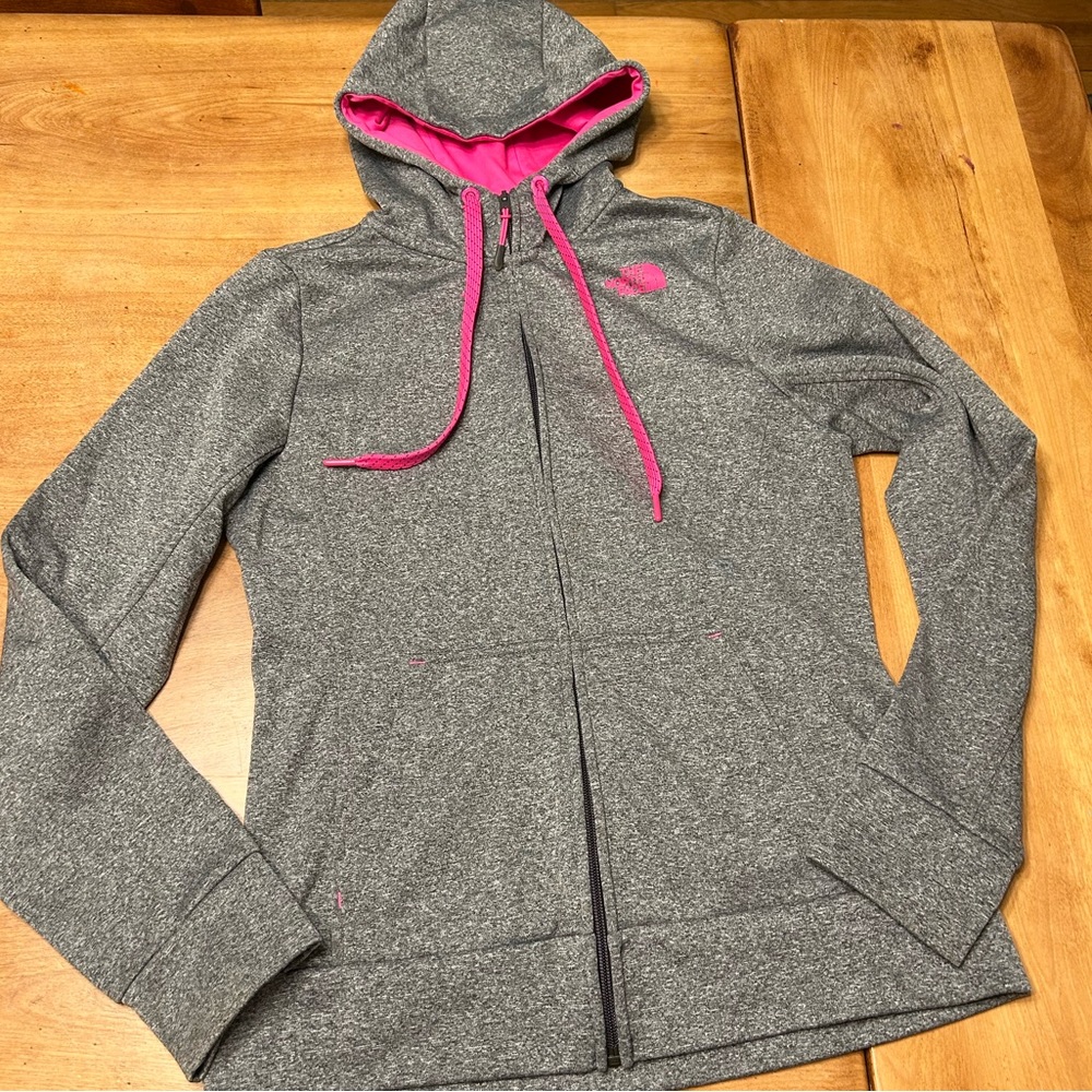 Zip up Gray hoodie with a pop of pink 💕💕